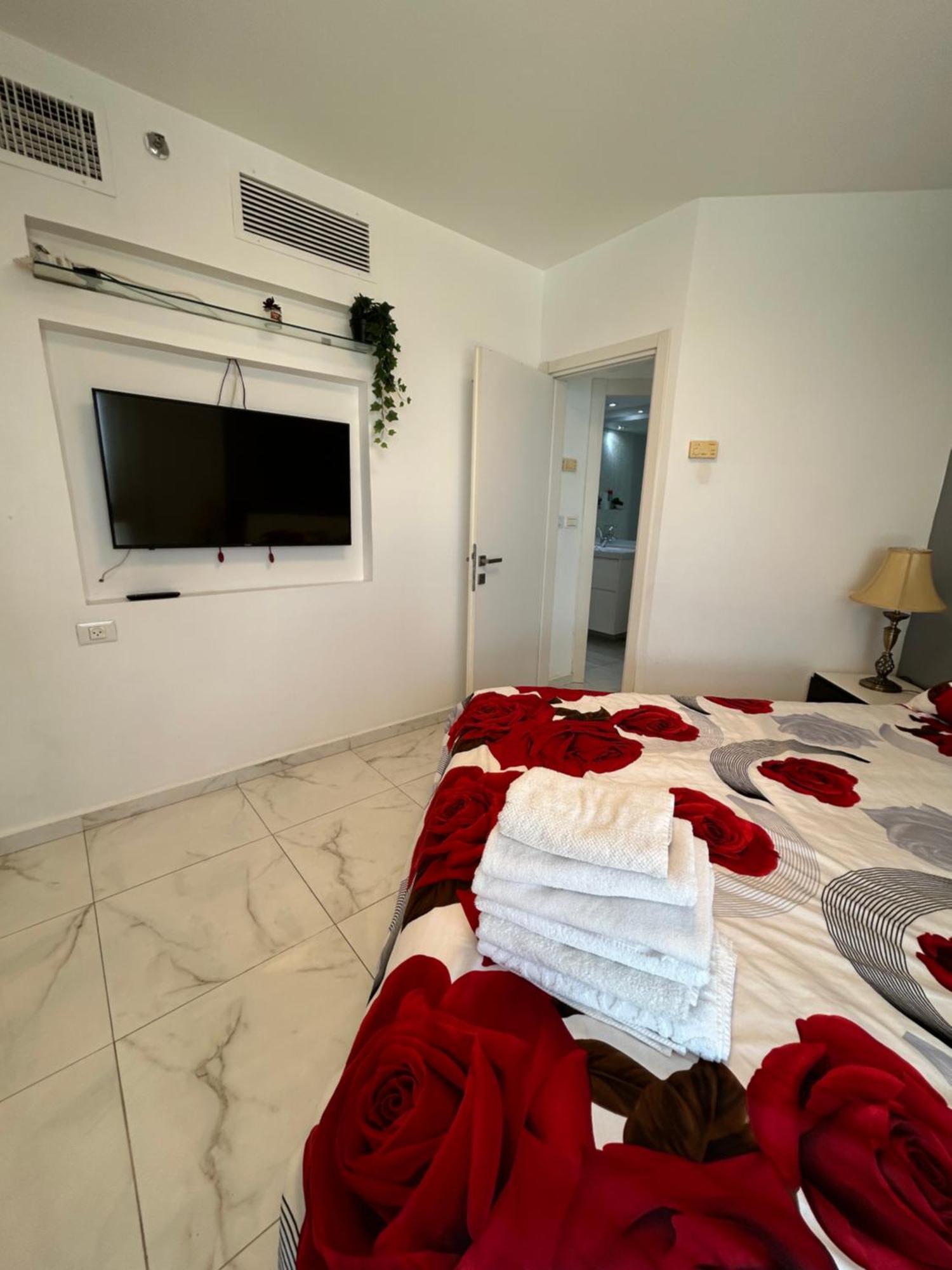 סוויטת אהבה מתוקה על הים-Sweet Love Suite On The Sea Bat Yam Exterior foto